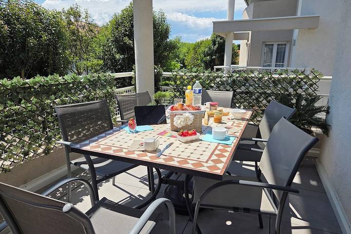 Appartement de vacances pour 6 personnes, avec piscine ainsi que jardin et bassin pour enfant