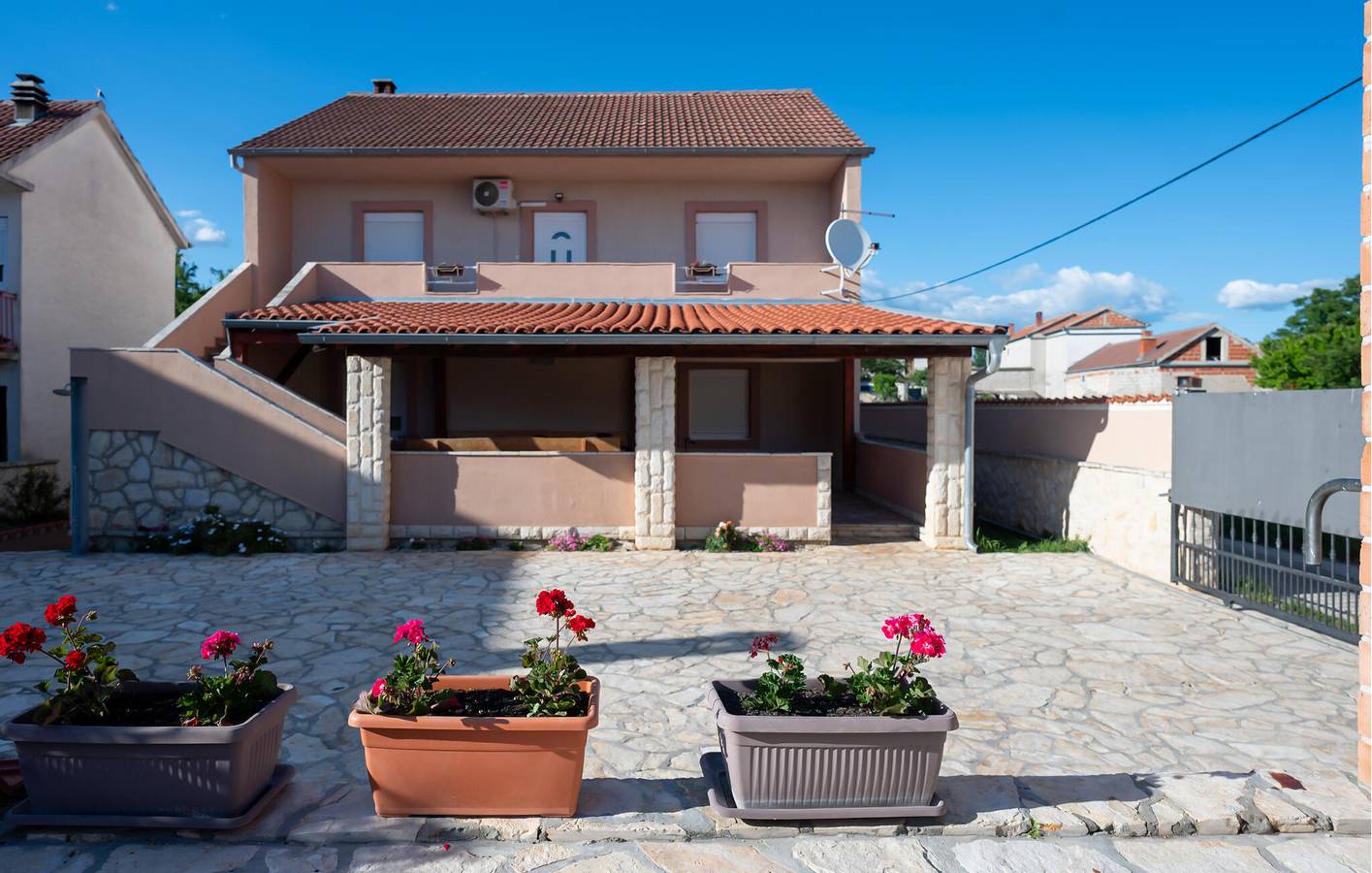 Charmante 240 m² große Wohnung mit Pool, Terrasse und WLAN, 1,5 km von der Küste entfernt in Pridraga, Zadar