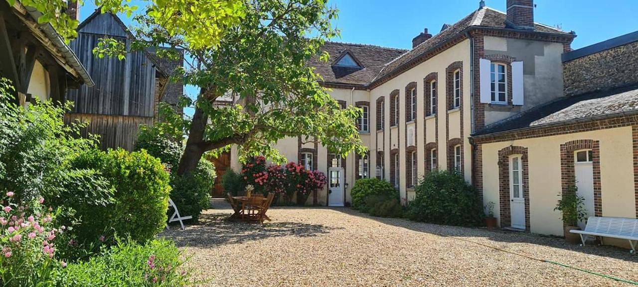 Double Room with Private Bathroom in Charny-Orée-de-Puisaye, Région d'Auxerre
