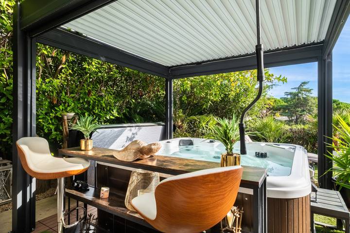 Appartement entier, Appartement 'Les Hauts De Vaugrenier' avec terrasse privée et Wi-Fi in Villeneuve-Loubet, Côte méditerranéenne (France)