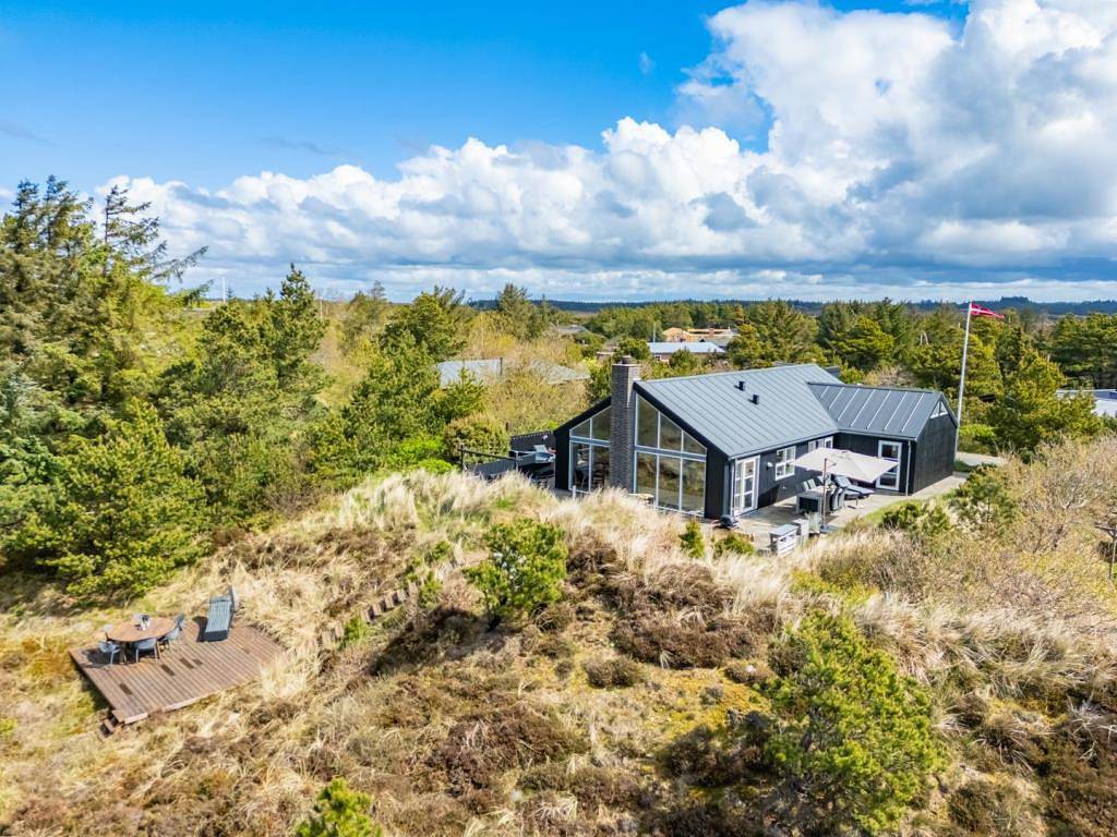 Hedelærkevej 7 A - Henne Strand. Stilvolles Aktivitätsferienhaus mit Dünenblick in wunderschöner Lage in Henne, Varde