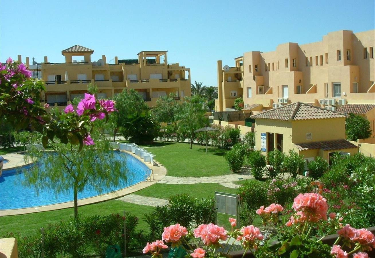 Entire apartment, Homely Apartment in El Faro with Pool, Terrace, Balcony, A/C & Wi-Fi in Playas de Vera, Vera