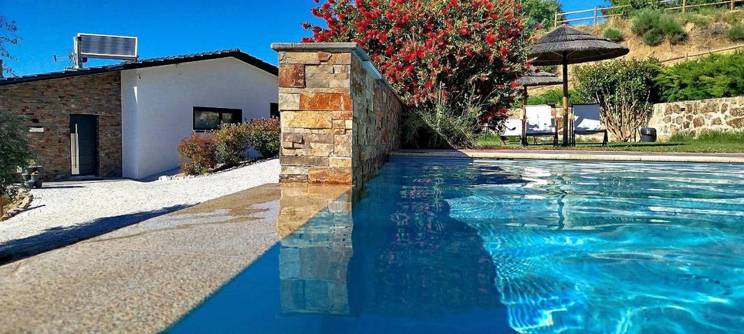 Casa de familia para 3 personas, con jacuzzi además de piscina y jardín en Covilhã