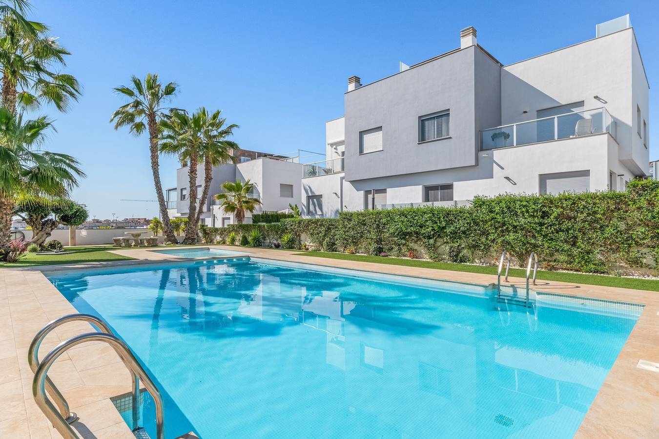 Villa Bahati proche la plage avec vue mer, piscine partagée, jardin, climatisation et Wi-Fi. in Punta Prima (Alicante), Orihuela