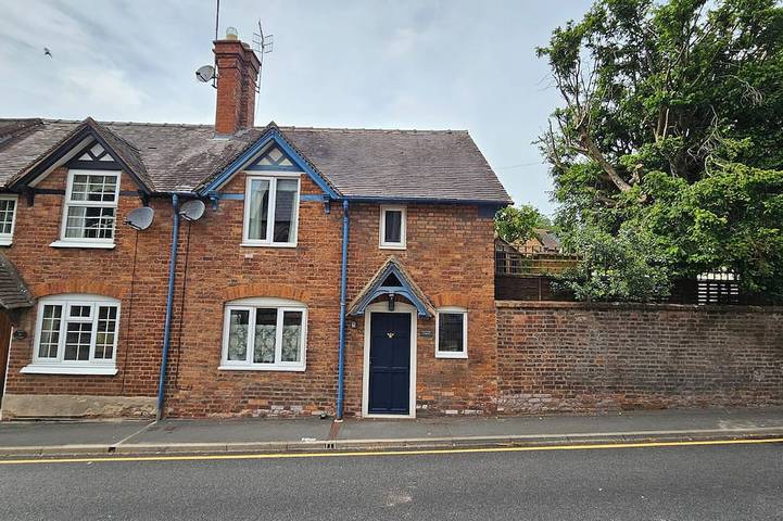 Log cabin for 4 people, with hot tub and garden in Church Stretton