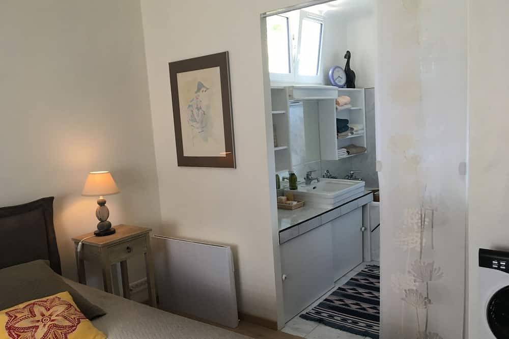 Entire apartment, Flat In A Villa Close To The Center Of Cannes With Pool in Le Cannet, Cannes region