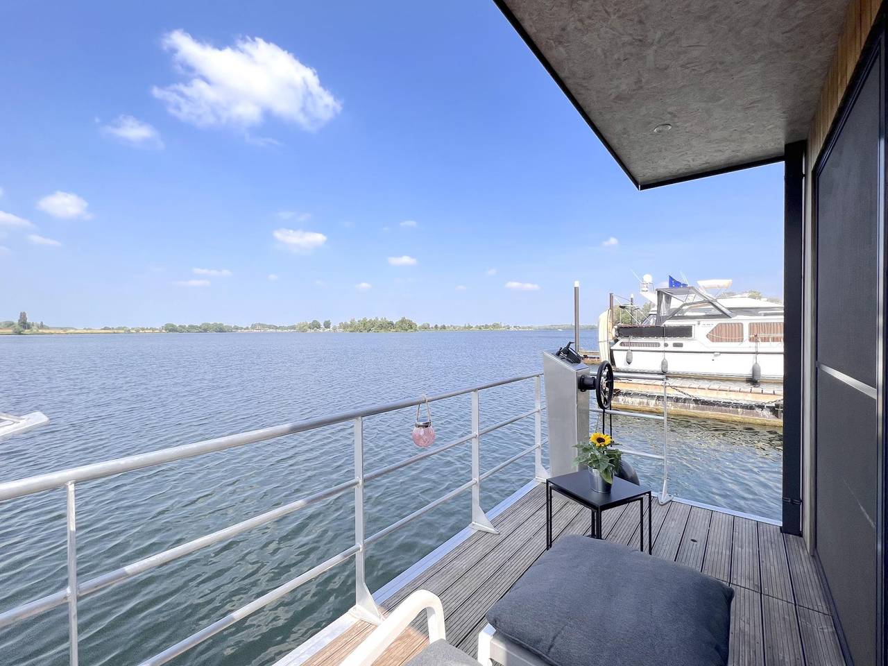 Luxury houseboat in beautiful Maasbommel in Maasbommel, Betuwe