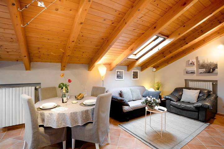 Apartamento inteiro, Apartamento 'Mansarda Margherita' com Vista de Montanha & Wi-Fi in Gozzano, Novara (província)