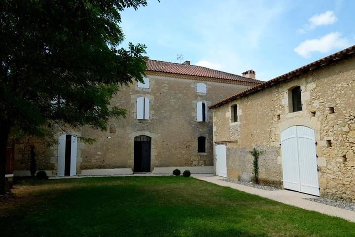 Location de vacances pour 14 personnes, avec piscine ainsi que vue et jardin à Biran - 4
