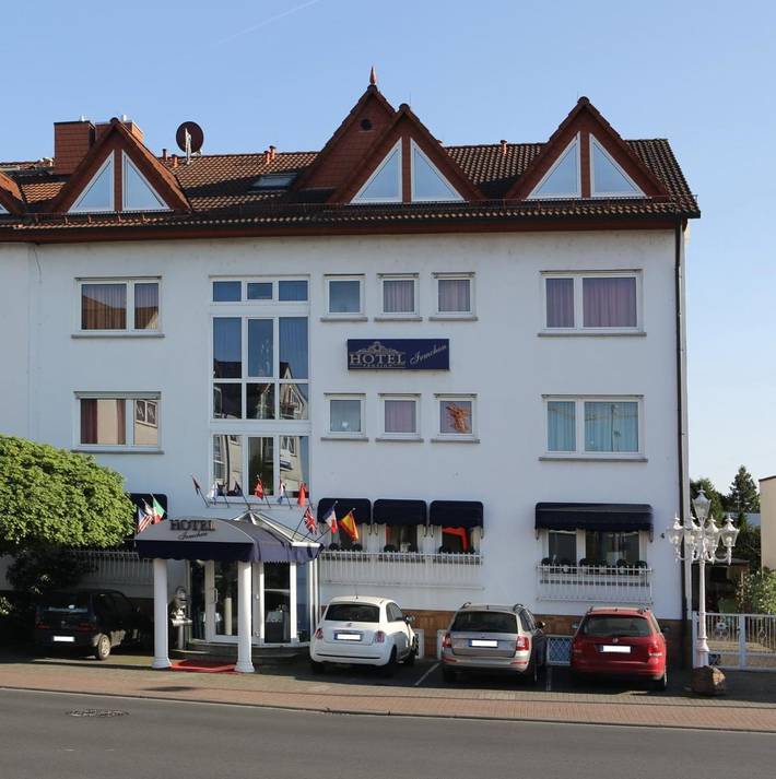 Hotel, mit Terrasse und Garten in Maintal