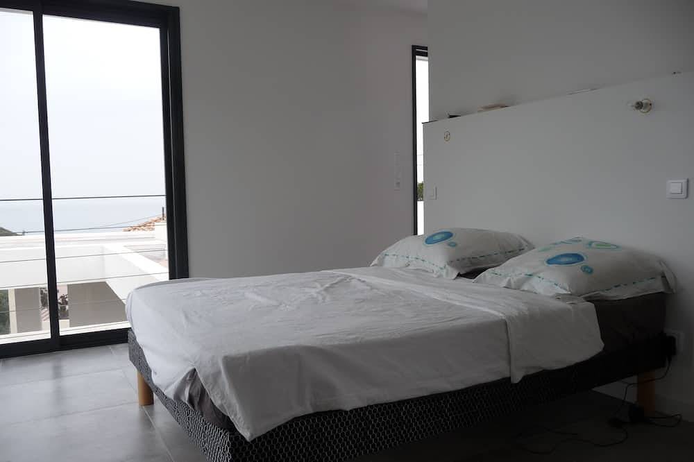 Architect-designed house, 50 meters from a white sandy beach, splendid sea view in Farinole, Calvi region