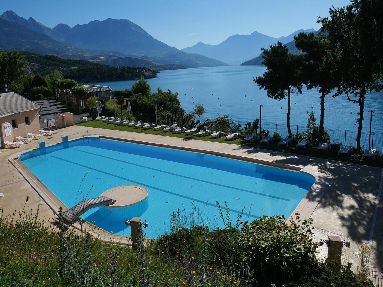 Appartement aan Meer Serre-Ponçon met Zwembad in Chorges, Écrins Nationaal Park
