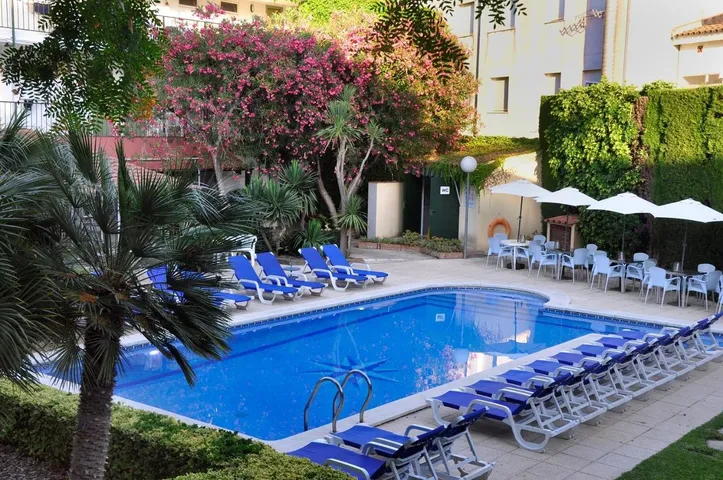 Hotel para 2 personas, con piscina además de jardín y vistas, Familias con niños - 1
