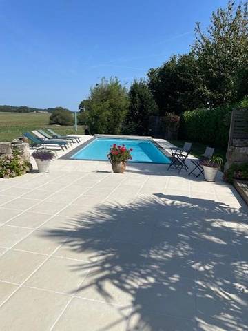 Location de vacances pour 5 personnes, avec vue ainsi que jardin et piscine à Saint-Saud-Lacoussière