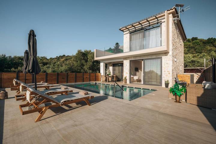 Villa for 4 people, with pool and garden in Laganas