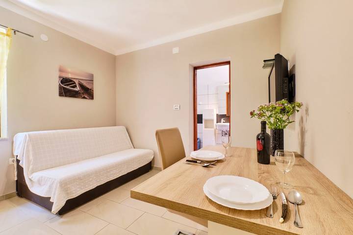 Ganze Wohnung, Das Apartment Ady 2 befindet sich im Erdgeschoss in Mali Losinj. Es ist möglich, 2 Personen unterzubringen. Es liegt in der Nähe des Strandes in der Gegend von Zagazinjine, 450 m vom Zentrum entfernt. in Mali Lošinj, Lošinj (Kvarner Bucht)