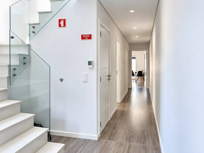 Spacious 4-Bedroom Villa in Fernão Ferro with Private Terrace, Wi-Fi & Air Conditioning in Fernão Ferro, Setúbal Peninsula