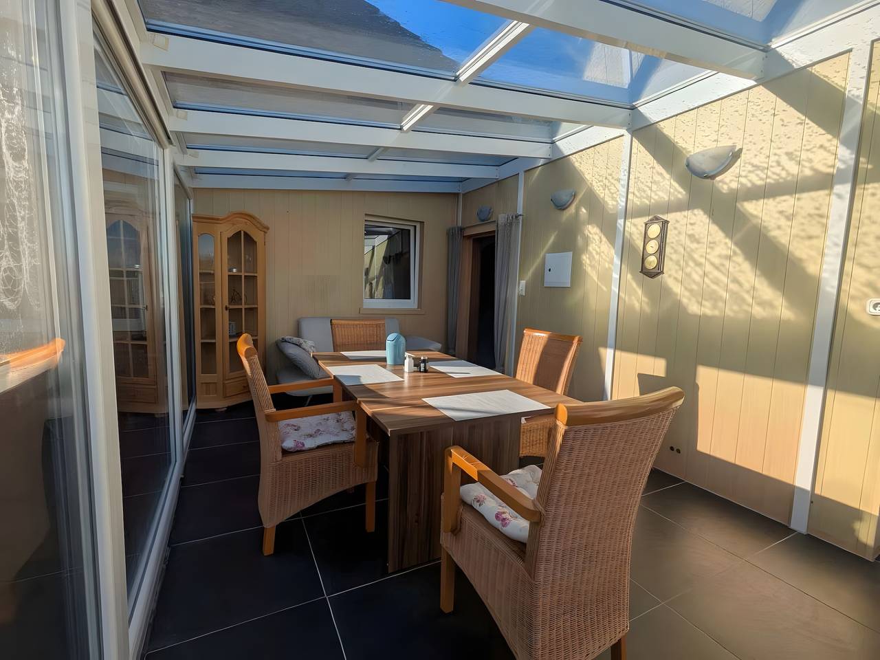 Ferienhaus 'Wiet Land' mit privater Terasse und einem schönen Wintergarten in Krummhörn, Nordseeküste