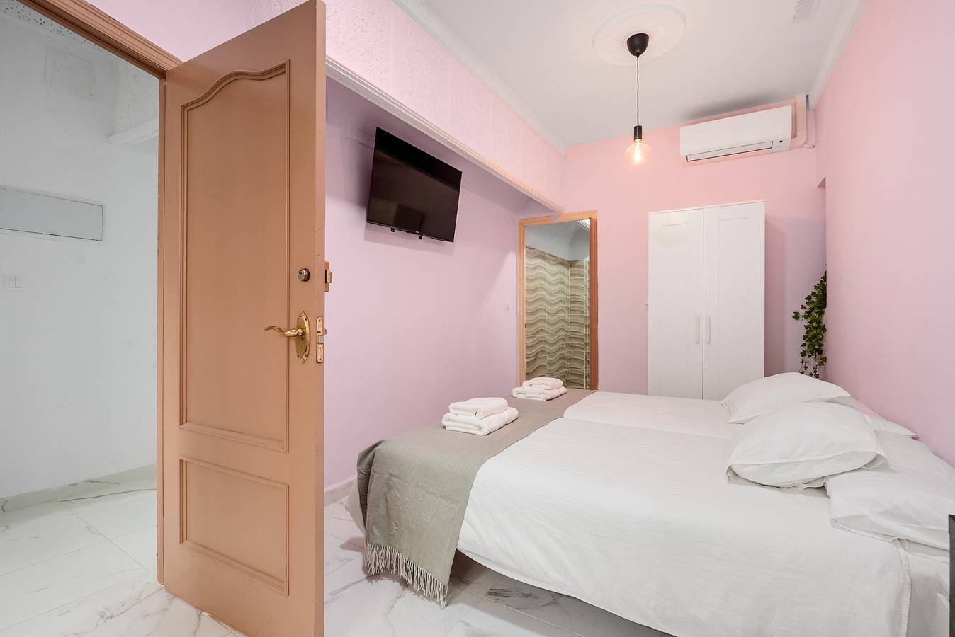 Entire apartment, Apartment 'Riad' with Wi-Fi and Air Conditioning in Málaga Central District, Malaga