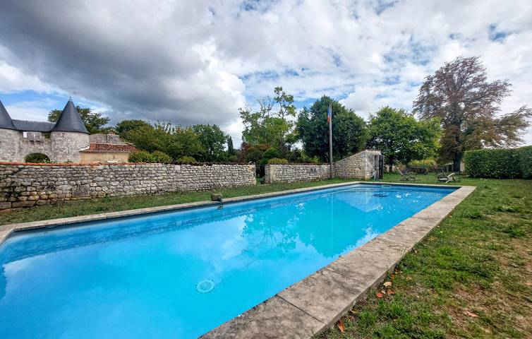 Acogedor apartamento con piscina, jardín y wifi cerca del río Charente in Les Gonds, Saintes region