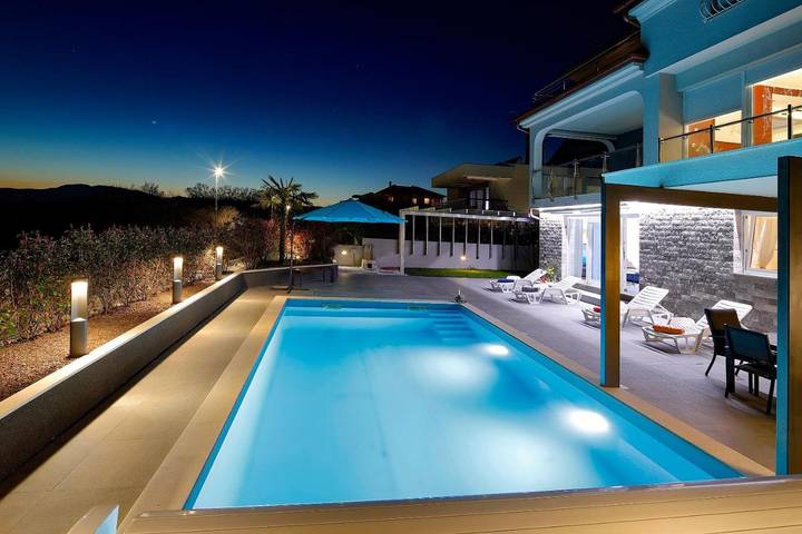 Ferienwohnung für 5 Personen, mit Terrasse und Garten sowie Pool und Ausblick in Paveki