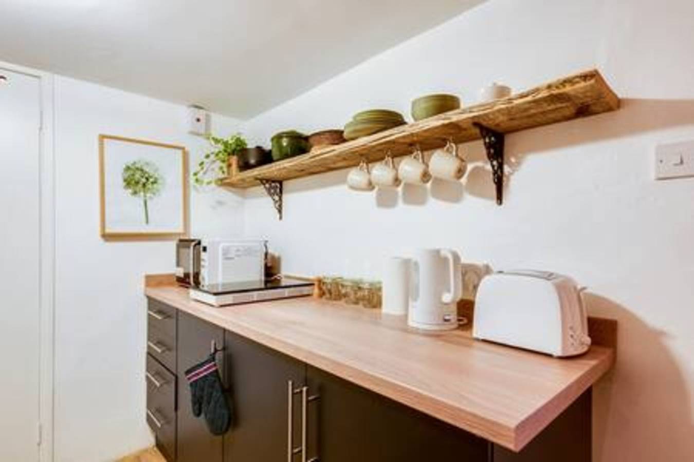 Entire apartment, Basement Studio in Summertown with kitchenette in Oxford, Oxfordshire