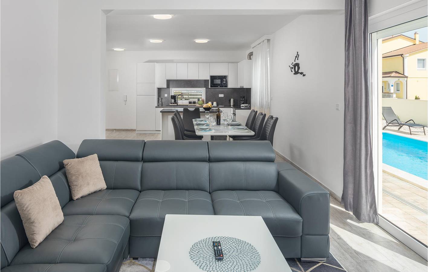 Geräumige 2-Zimmer-Oase mit Pool, Terrasse und Strand in der Nähe in Poreč, Grad Poreč