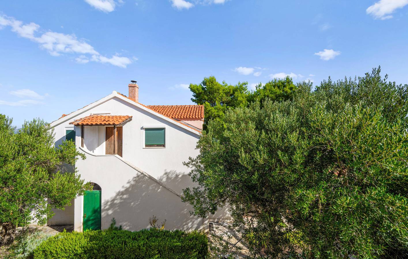 Ganze Ferienwohnung, Apartment am Meer mit Terrasse, Klimaanlage und Parkplatz in Betina, Tisno