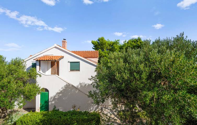 Ganze Ferienwohnung, Apartment am Meer mit Terrasse, Klimaanlage und Parkplatz in Betina, Tisno