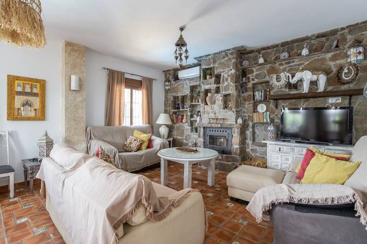 Ferienhaus 'Finca Arrijana' mit Bergblick, WLAN und Klimaanlage in Sayalonga, Costa del Sol