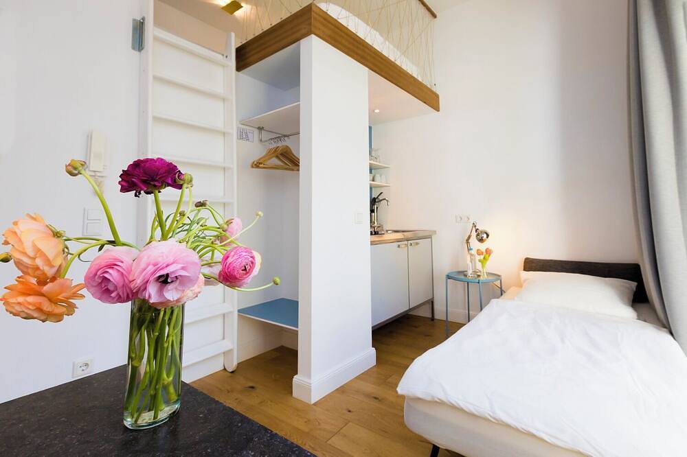 Hel lägenhet, Sunny, quiet city apartment with sleeping gallery and small private courtyard in Köln, Rhenlandet