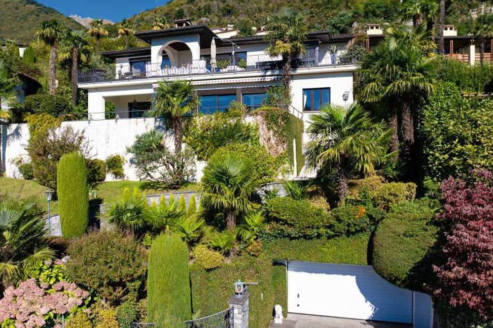 Magnificent villa with indoor pool and prime lake view location in Minusio, Alpes Ticineses y del Verbano