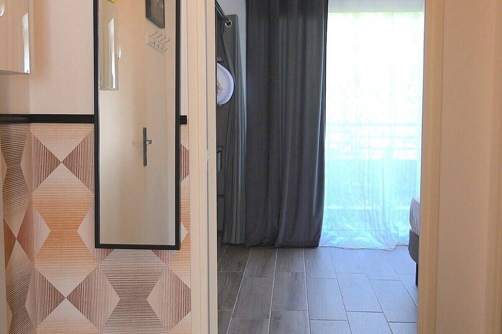 Entire apartment, 1 Bedroom unit with balcony in front of Le Bourget Airport in Le Blanc-Mesnil, Seine-Saint-Denis