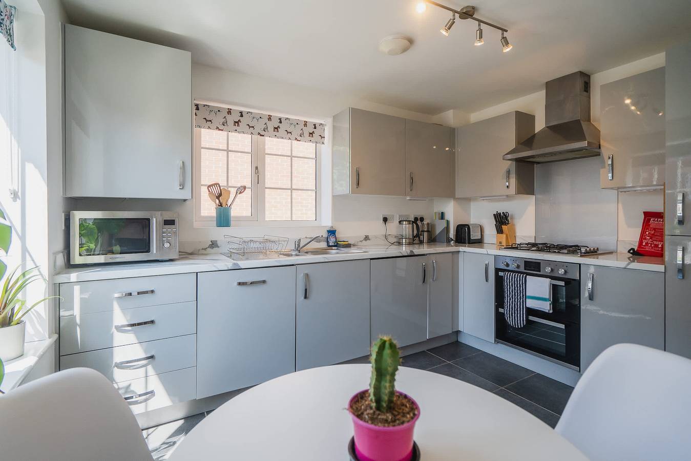 Stylish 3-Bed Retreat with Garden and Parking in Northamptonshire