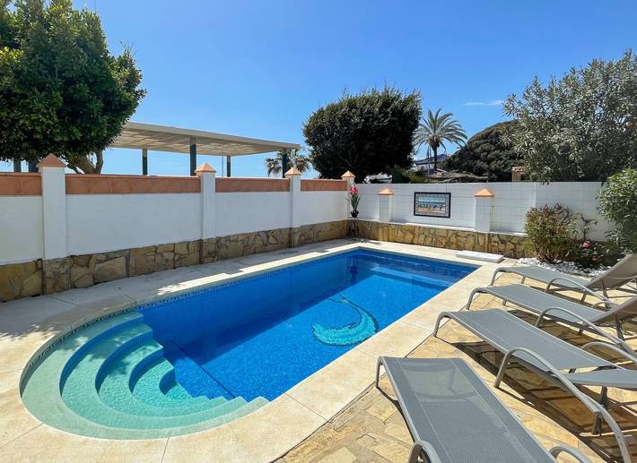 Geheel appartement, Appartement 'Studio La Terraza' met zeezicht, zwembad, tuin & Wi-Fi in Torrox Costa, Torrox