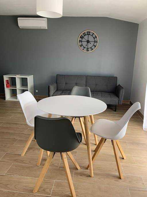 Gîte pour 3 personnes, avec piscine ainsi que jardin et terrasse à Puygouzon - 3