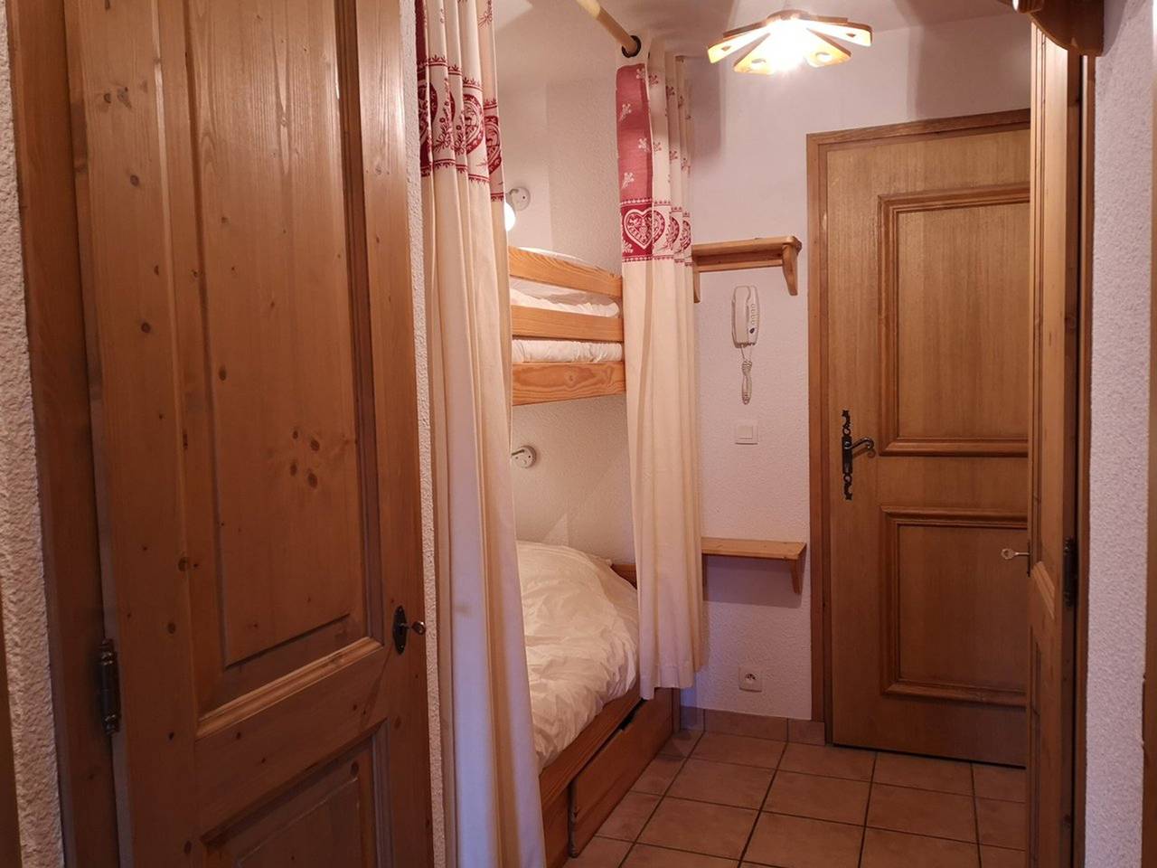 Appartement entier, Appartement cosy avec terrasse, proche pistes et commodités - 6 pers. in Notre-Dame-de-Bellecombe, Région d'Albertville