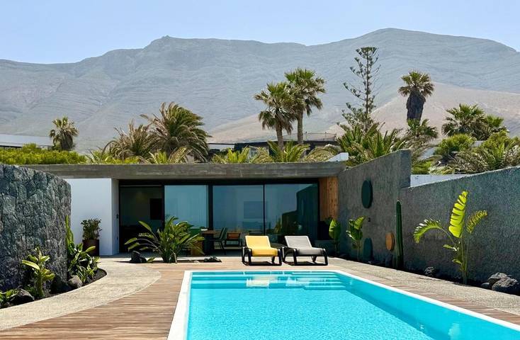 Chalet para 4 personas, con Balcón y Terraza además de Jardín y Piscina en Famara