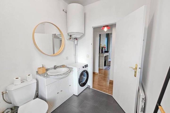 Ganze Wohnung, A Cozy, Bright Space, Between the Train Station and Downtown, with a Separate Entrance in Caen, Caen und Umgebung