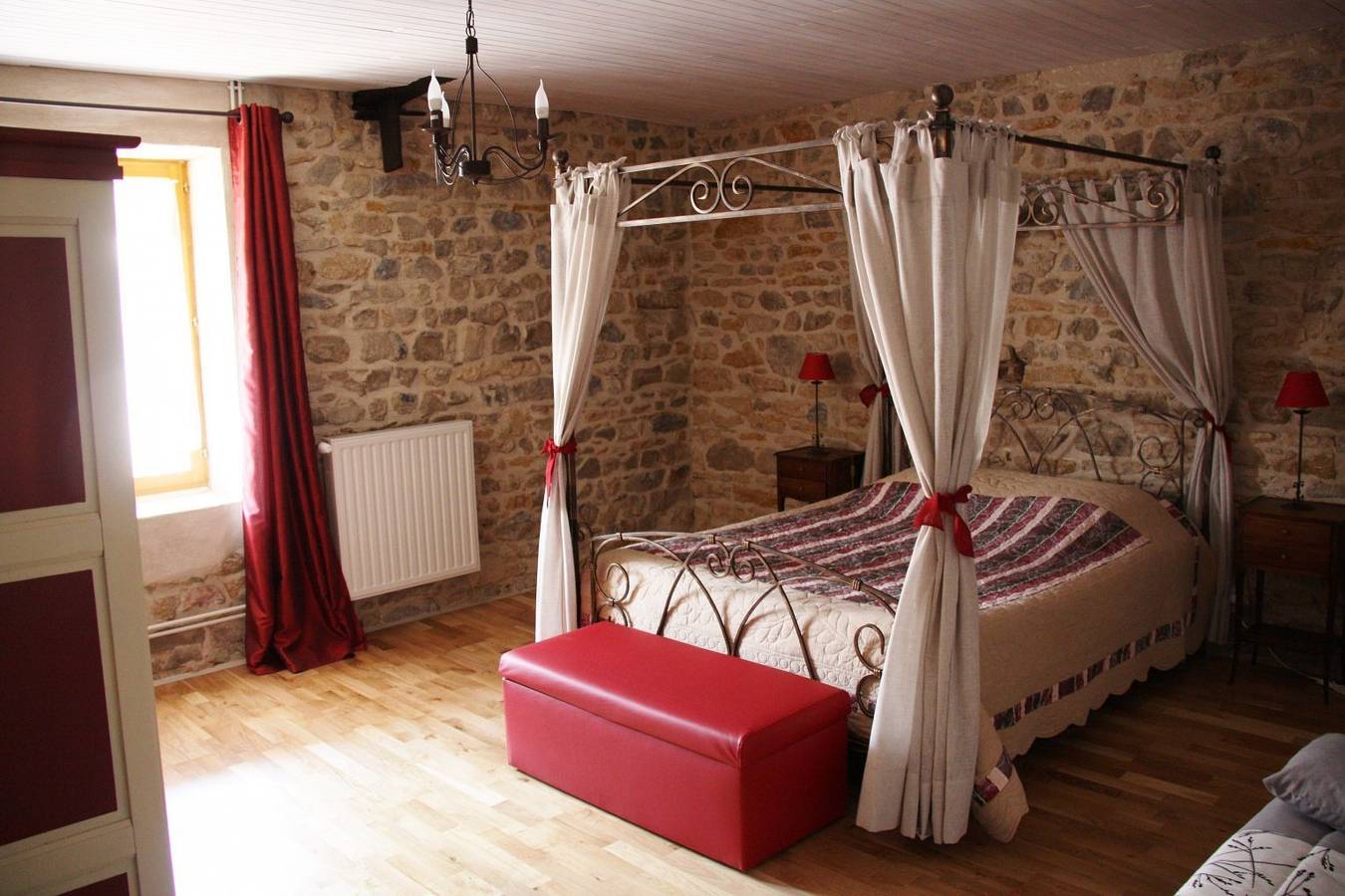 La Grange de La Ferdière - Chambre "Saint-Amour" in Brandon, Région de Mâcon