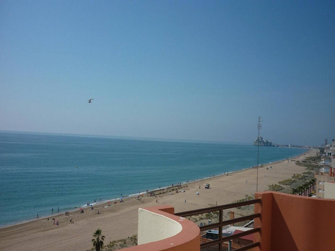 Entire apartment, Seafront apartment in Peñíscola with pool and terrace in Peñiscola, Costa del Azahar