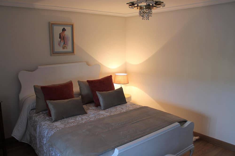 House: Valdivia's portal in Pomar de Valdivia, Montaña Palentina