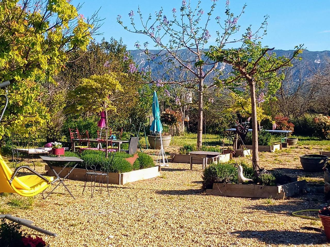 Gite coquelicot le Petit Luberon avec piscine in Cabrières-d'Avignon, Parc naturel régional du Luberon