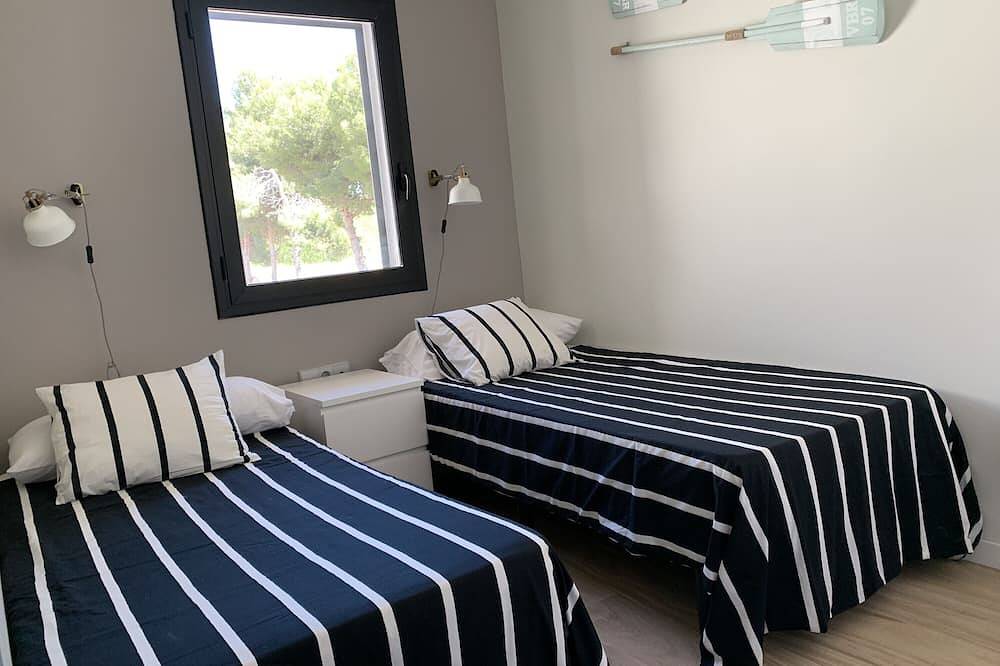Casa 'Stylish Beach House 600 m from the Sea' con jardín y Wi-Fi in Cubellas, Garraf