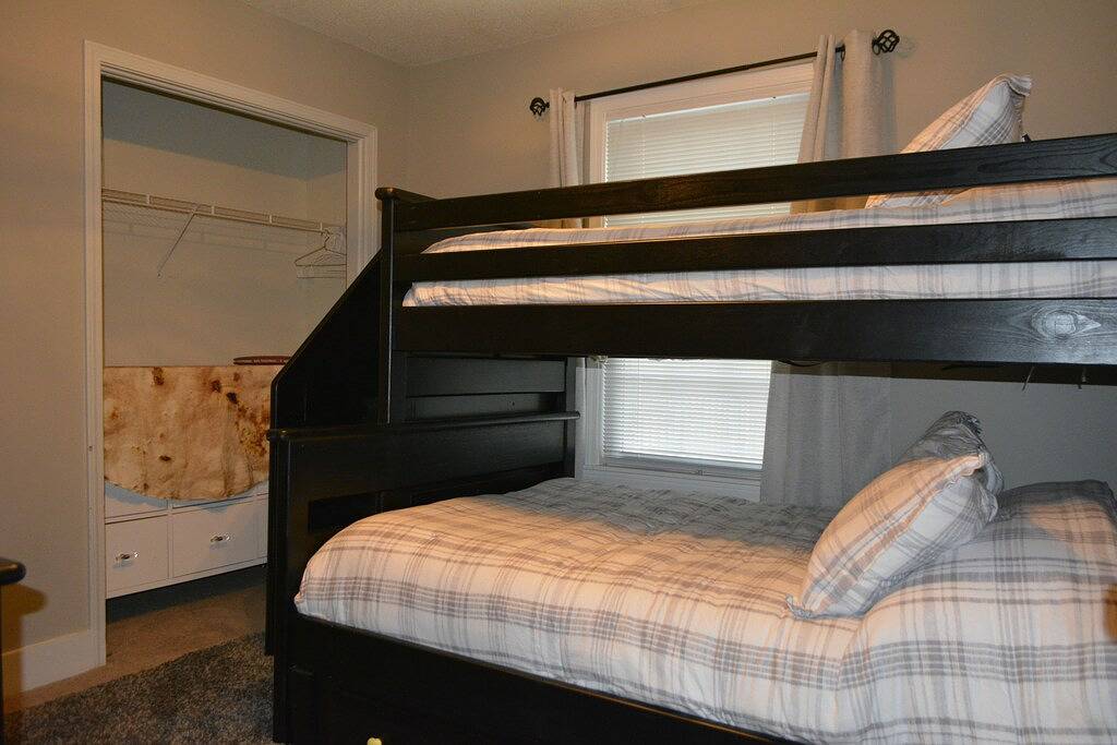 Premium 3 Bdrm, Hot Tub, Theater Room, Fire-Pit in Overland Park, Kansas