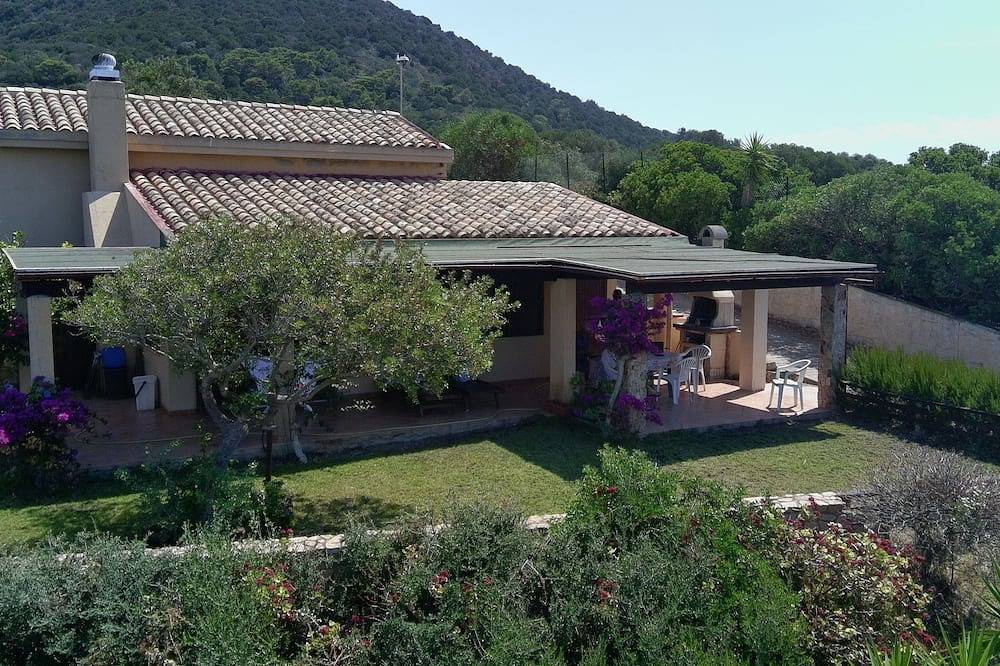 Villa indipendente e panoramica,situata a 700 Mt dal mare in Chia, Domus De Maria