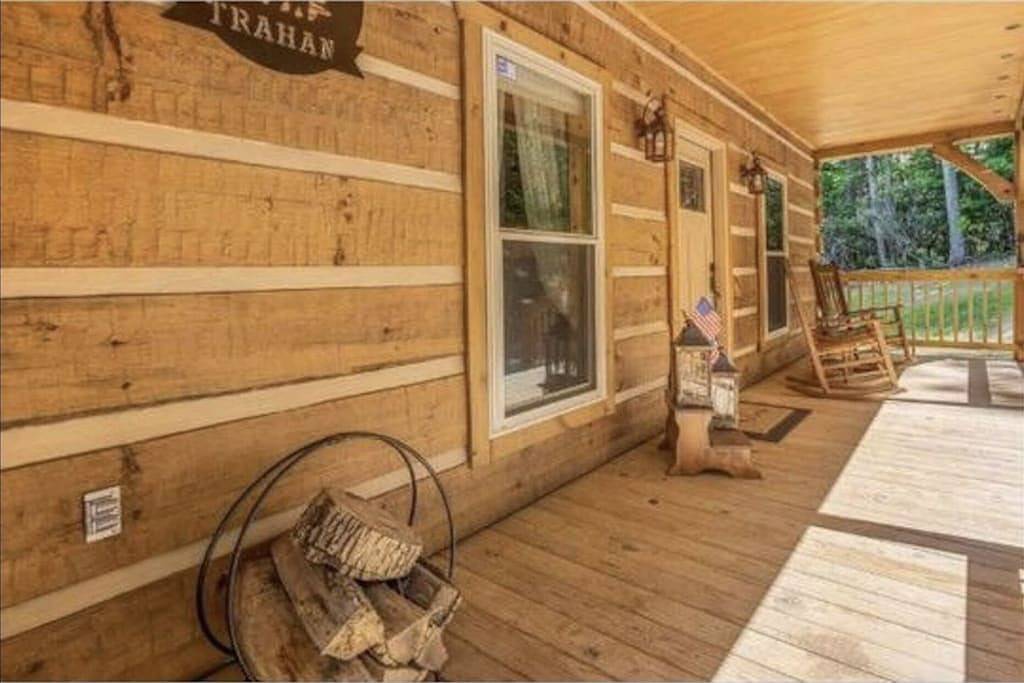 Homey Cozy Dog Friendly Cabin Surrounded By Beautiful Mountain Trees w/Hot Tub+ in Cosby (TN), Cocke County