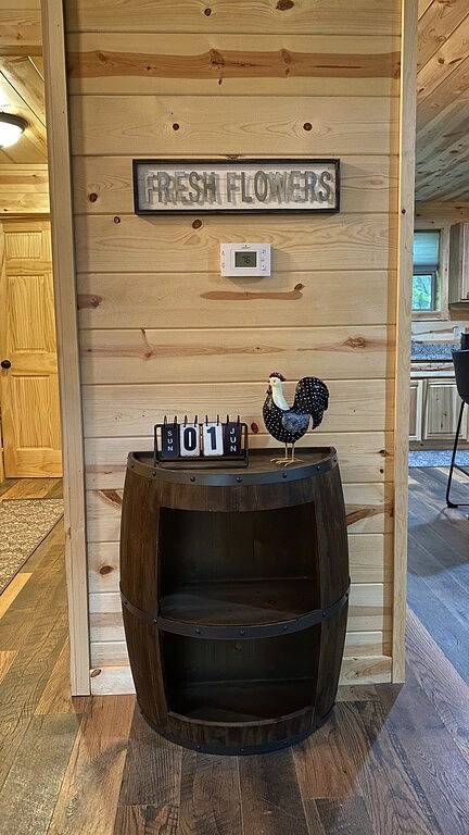 Spacious Cabin in Hocking Hills close to Caves.Hottub,Grill & 66 Acres of Hiking in Hocking Hills