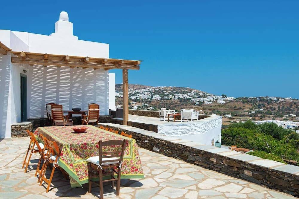 Villa Barou: Authentic traditional house; spectacular views in Sifnos, Cyclades in Apollonia, Sifnos