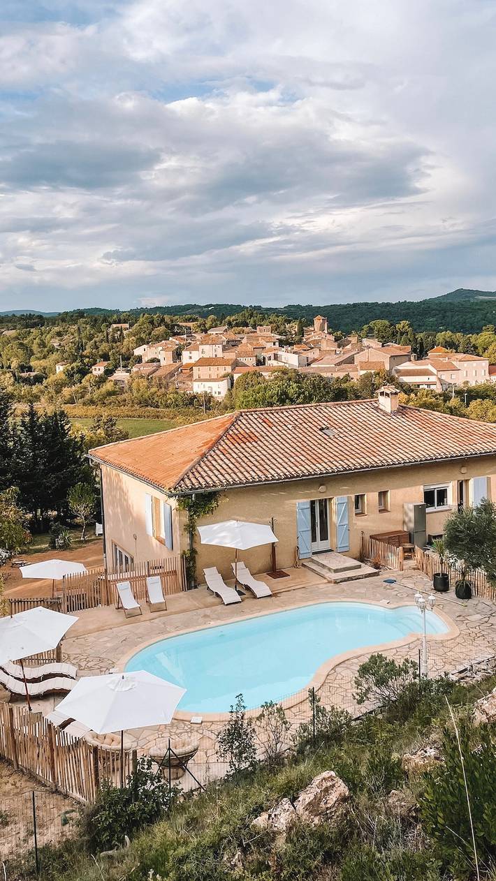 Gîte pour 7 personnes, avec piscine, adapté aux familles à Agel